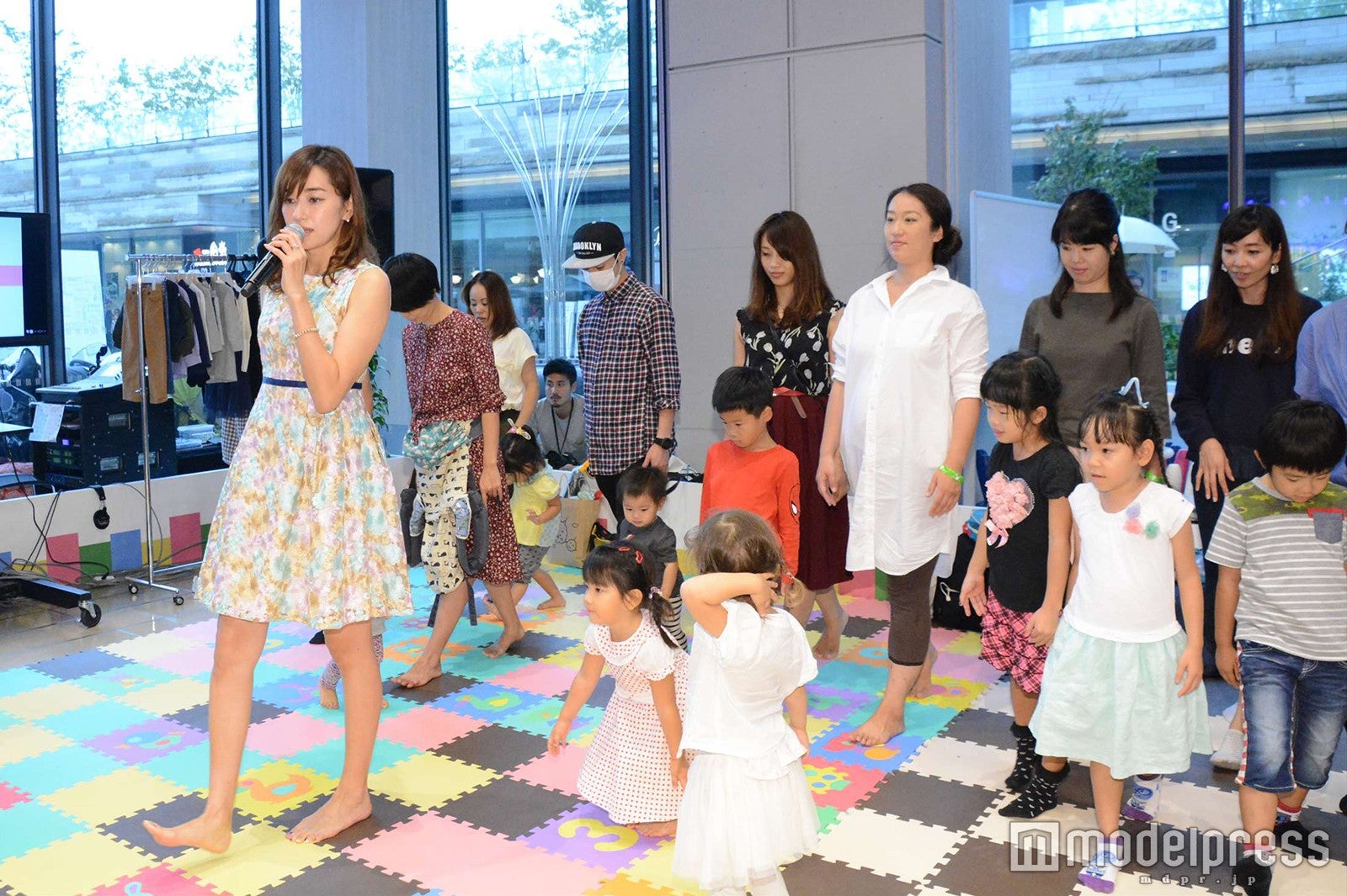 参加者とエクササイズを実践（C）モデルプレス