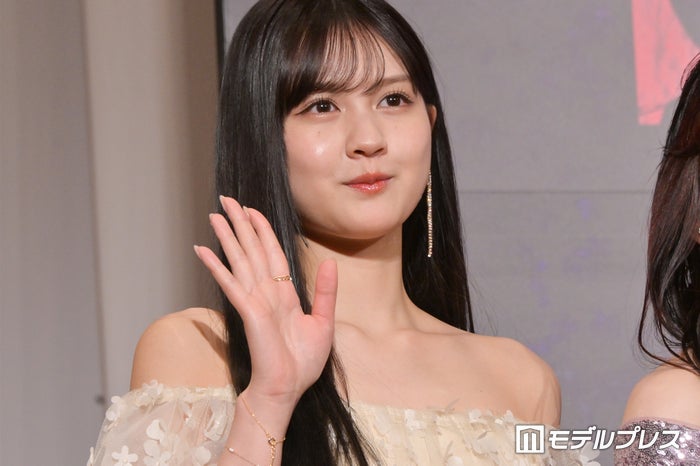元乃木坂46中村麗乃、白レースタイツ姿のフレンチガーリーコーデ公開「異世界」「上品で素敵」と反響