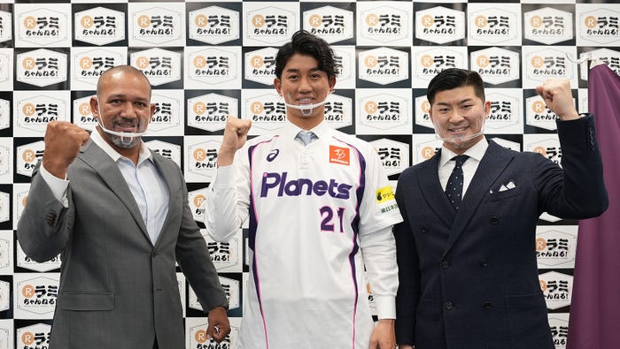 アレックス・ラミレス(左)、濱矢廣大(中央) (提供写真)