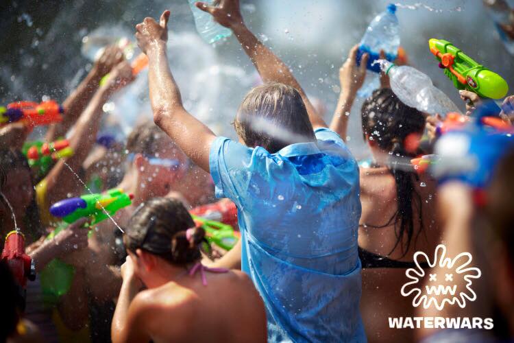 多様なアトラクションを楽しむWATERWARS／画像提供：WATERWARS実行委員会