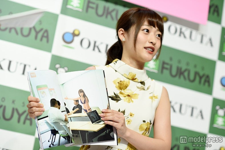 小谷里歩／恥ずかしくて撮影を3回中断した会議室でのカット