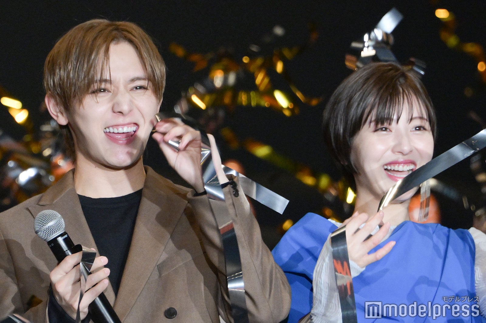 山田涼介＆浜辺美波、キャノン砲から舞うテープに満面の笑み（C）モデルプレス