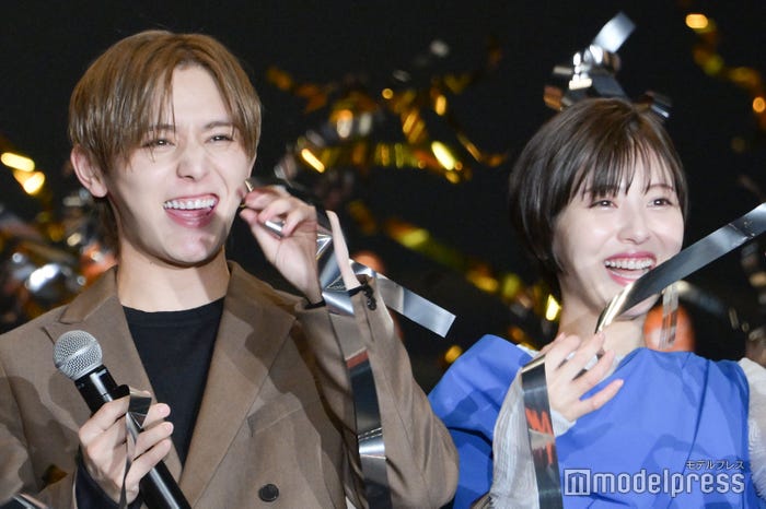 山田涼介&浜辺美波、キャノン砲から舞うテープに満面の笑み(C)モデルプレス