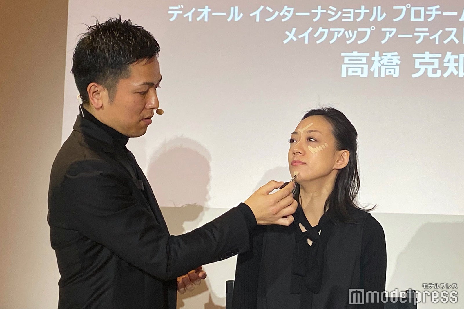 明るい色を使用すればハイライトにも（C）モデルプレス