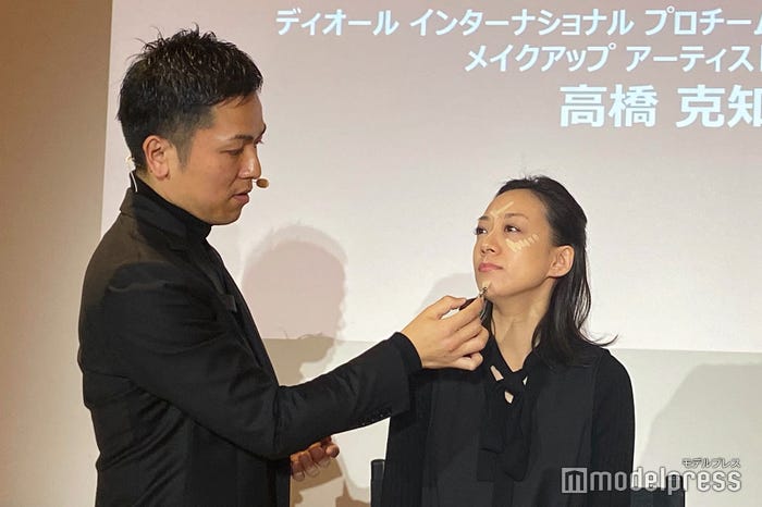 明るい色を使用すればハイライトにも(C)モデルプレス