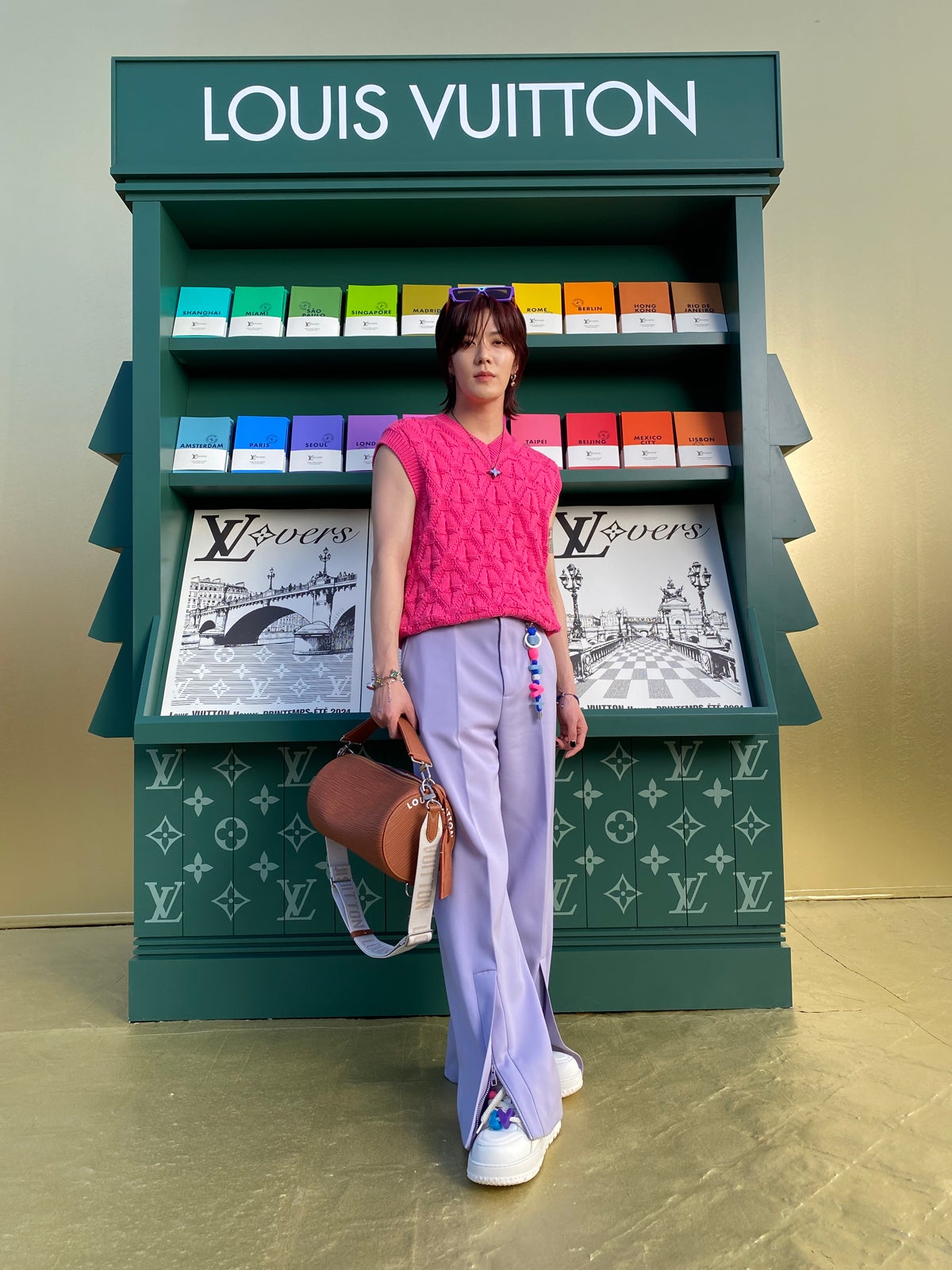 NCT 127ユウタ、パリコレ「ルイ・ヴィトン」ショー来場 カラフルなコーデで魅了