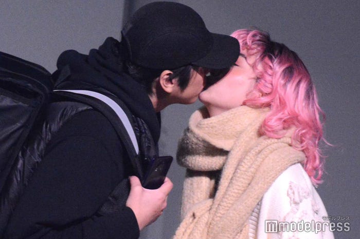 キスをする高木雄也、清水くるみ(C)モデルプレス