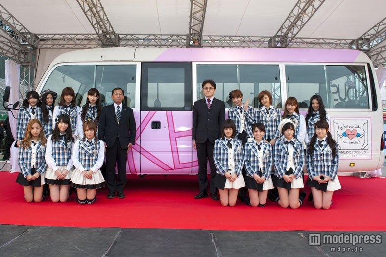 AKB48、被災地寄贈の“AKBus”初披露　ミニスカで9曲熱唱も