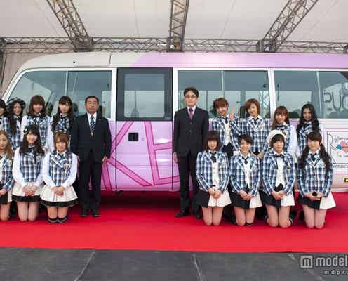 AKB48、被災地寄贈の“AKBus”初披露 ミニスカで9曲熱唱も