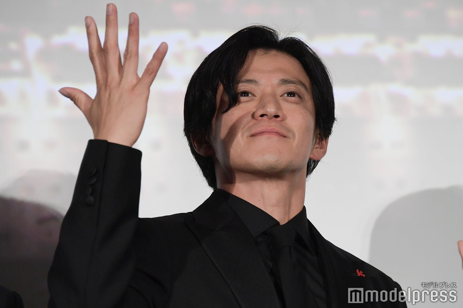 “ギラギラ”と手を振る小栗旬（C）モデルプレス