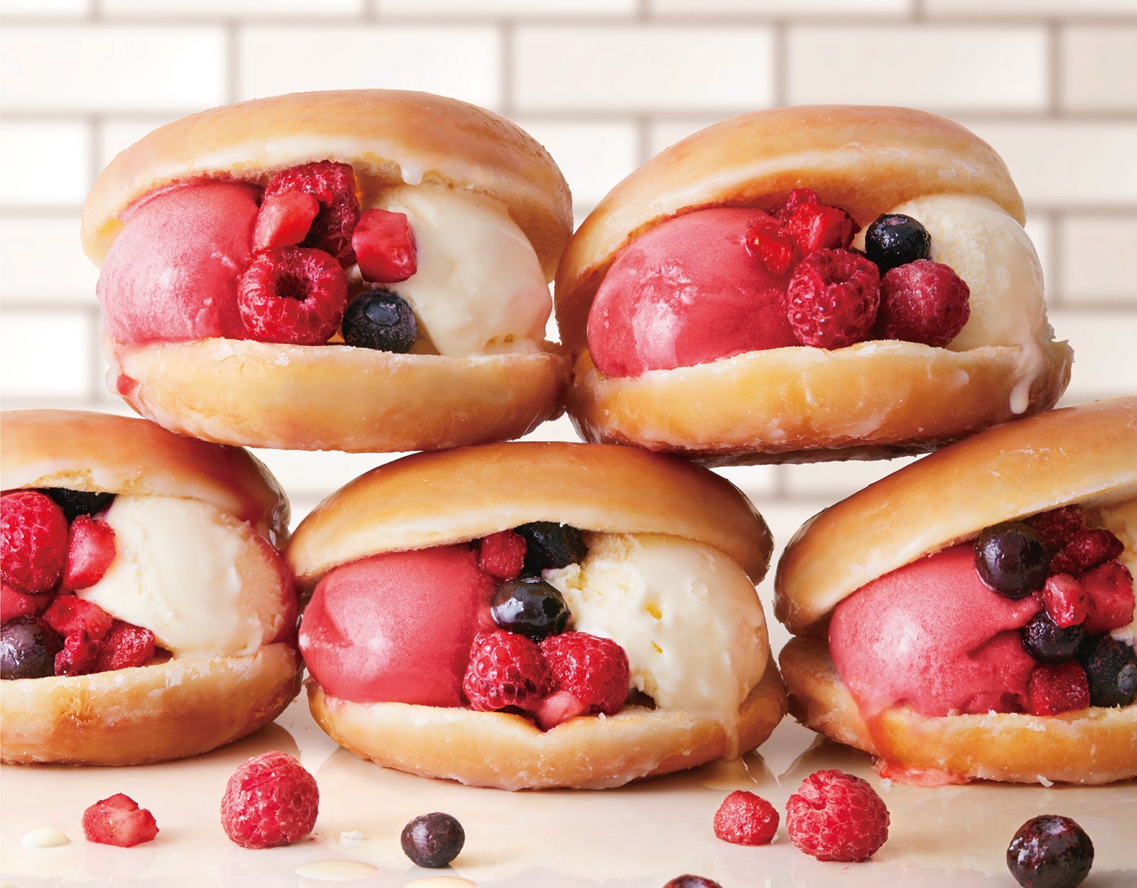 クリスピー・クリーム・ドーナツ初のアイスサンドイッチ「クール クリスピー サンド ラズベリー＆バニラ」登場！ ／画像提供： クリスピー・クリーム・ドーナツ・ジャパン株式会社 