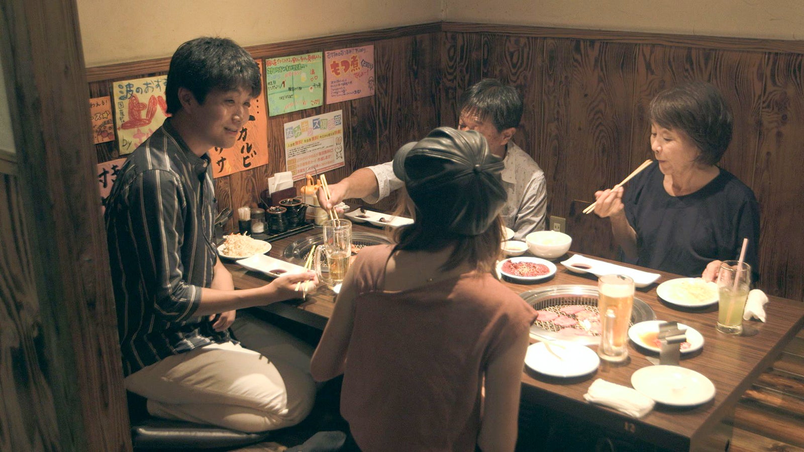 新メンバー女性（右下）と家族「TERRACE HOUSE TOKYO 2019-2020」14th WEEK（C）フジテレビ／イースト・エンタテインメント