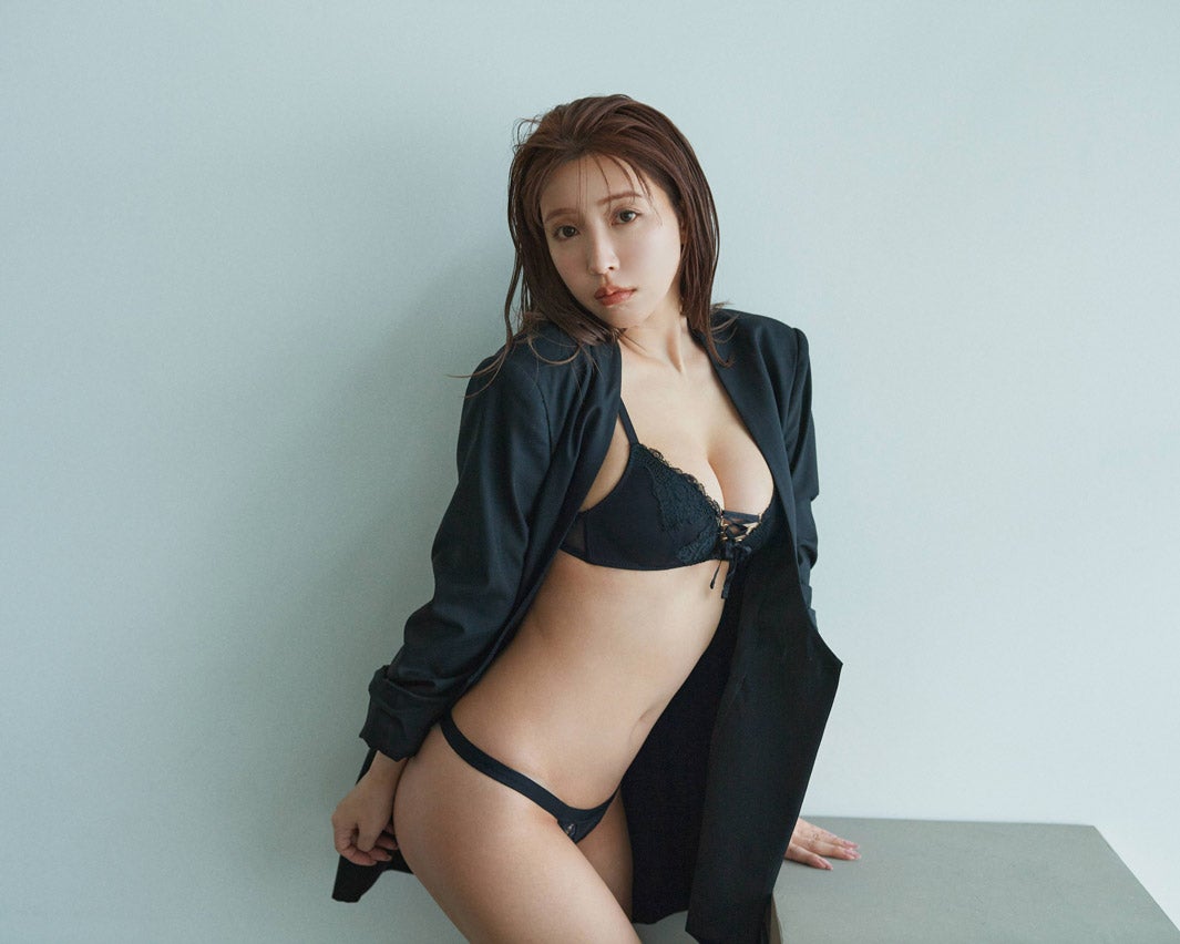 三上悠亜、黒ランジェリーで美ボディ全開 セクシー女優引退後初の本格的グラビア