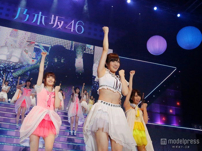 白石麻衣(中)、橋本奈々未(右)、松村沙友理(左)/乃木坂46全国ツアーファイナル公演より