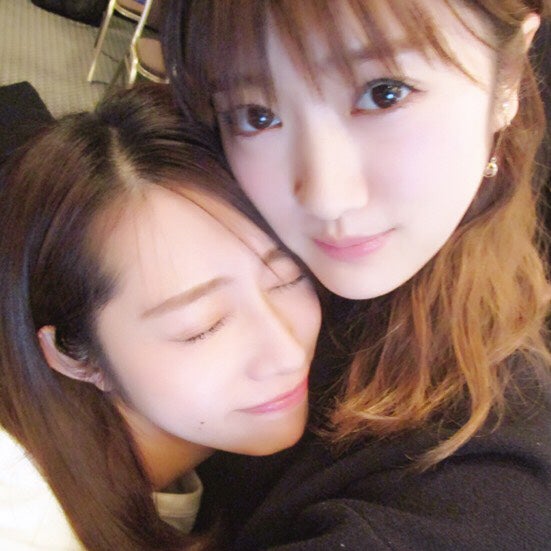 桜井玲香を抱きしめる樋口日奈（撮影：秋元真夏／提供写真）