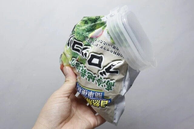 ダイソー　冷凍食品用袋キャップ（大きめ食材用）　袋に装着