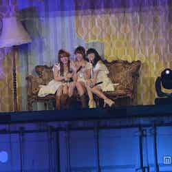 （左から）梅田彩佳、藤江れいな、大島優子／「AKB48 2013 真夏のドームツアー～まだまだ、やらなきゃいけないことがある～」東京ドーム公演2日目より