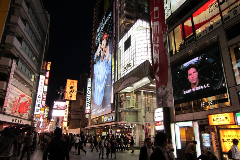 大阪・道頓堀で緊急ミッションを行ったイーサン・ハント（トム・クルーズ）(c)2011 PARAMOUNT PICTURES. All Rights Reserved.