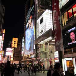 大阪・道頓堀で緊急ミッションを行ったイーサン・ハント(トム・クルーズ)(c)2011 PARAMOUNT PICTURES. All Rights Reserved.