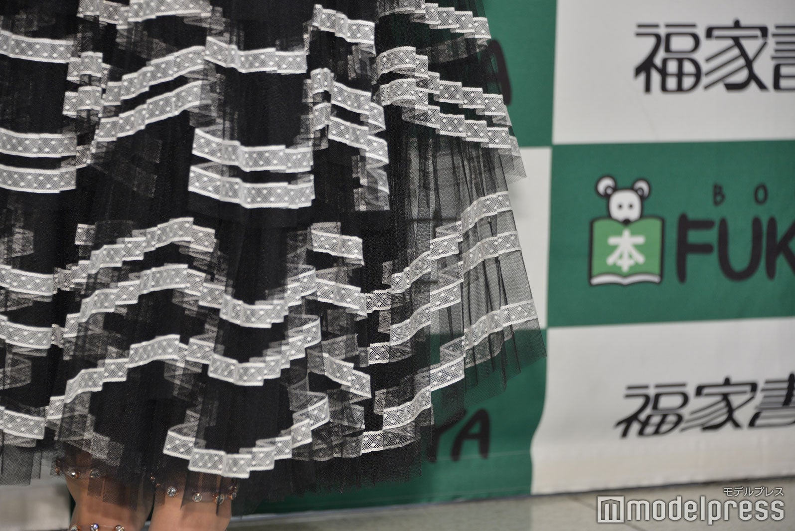 私服の約400万円のドレスは上品かつキュート（C）モデルプレス