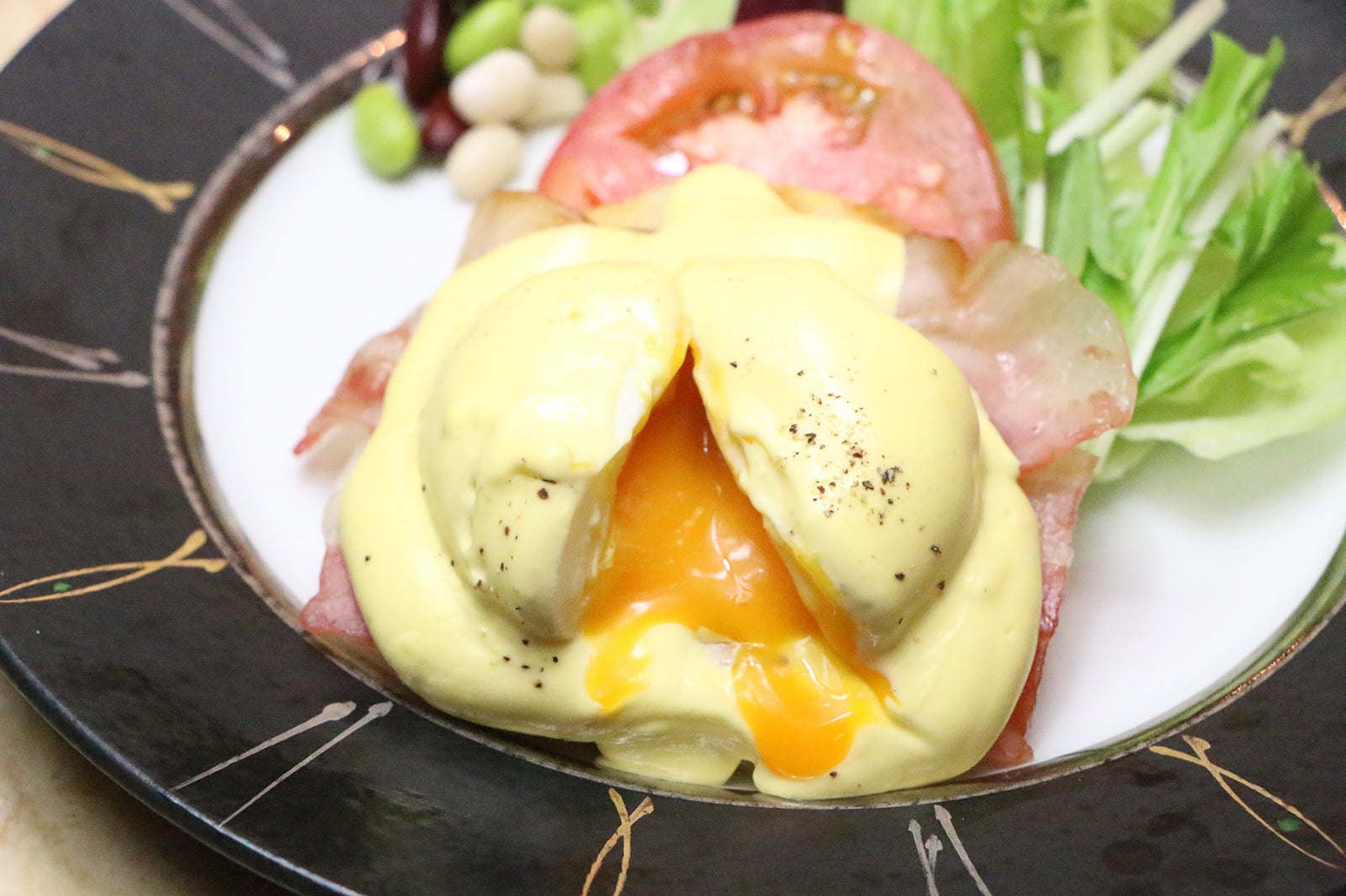 黄身がとろけだす半熟エッグベネディクト／画像提供：あさやホテル
