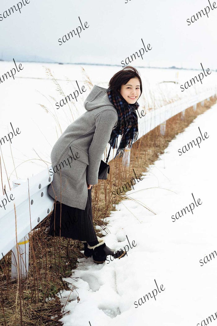 本間日陽1st写真集「ずっと、会いたかった」ポストカード「クリオネ編」/撮影:酒井貴弘(C)KOBUNSHA