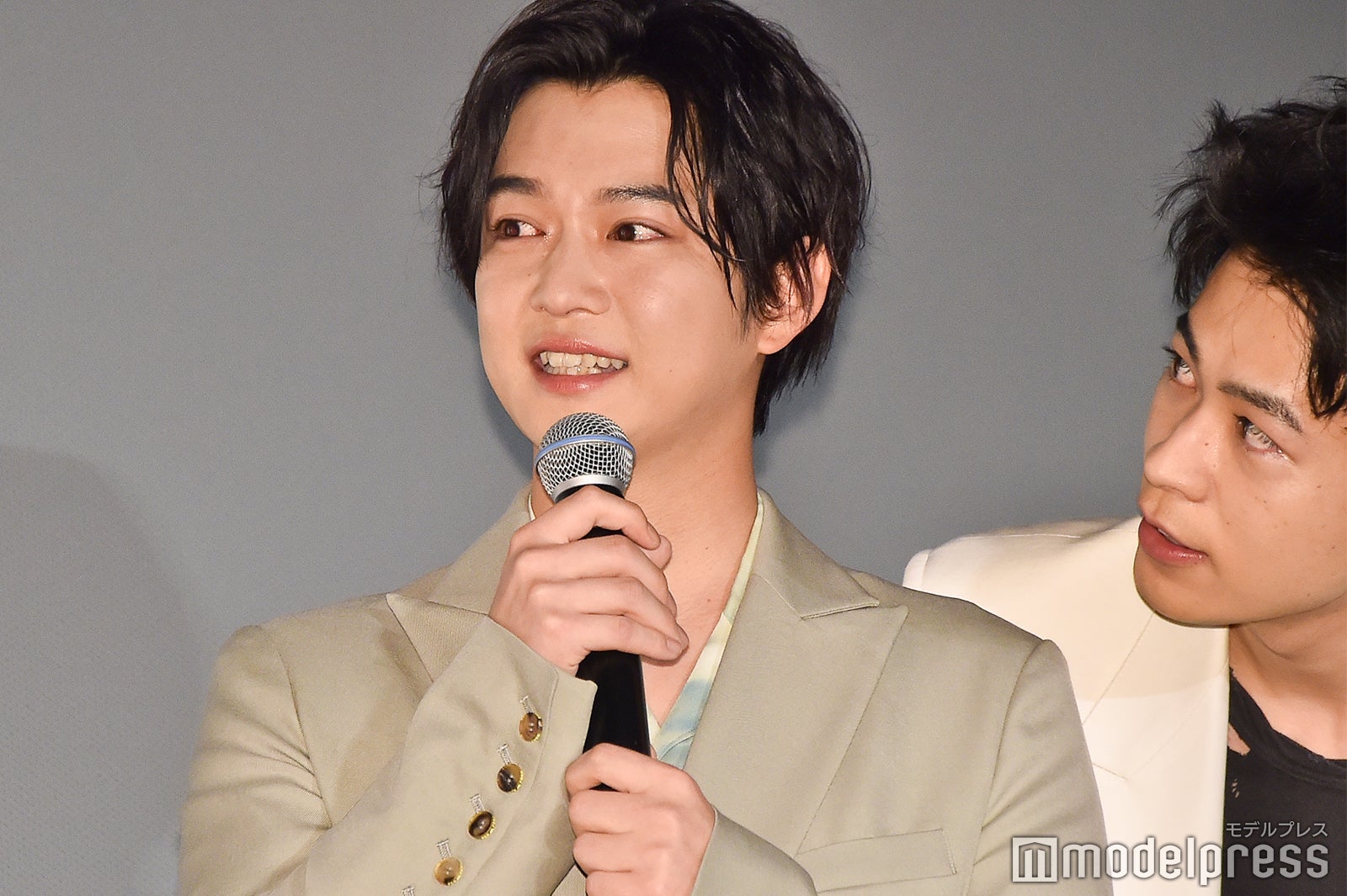 涙する千葉雄大をのぞきこむ成田凌 （C）モデルプレス