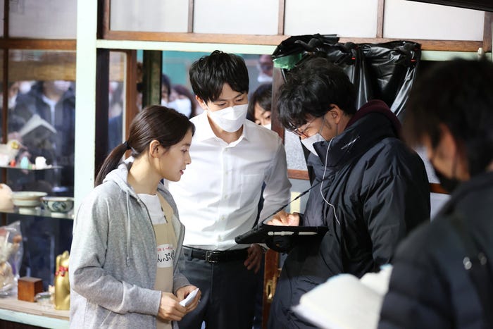 土屋太鳳、松下洸平/「『やんごとなき一族』舞台裏」より(C)フジテレビ