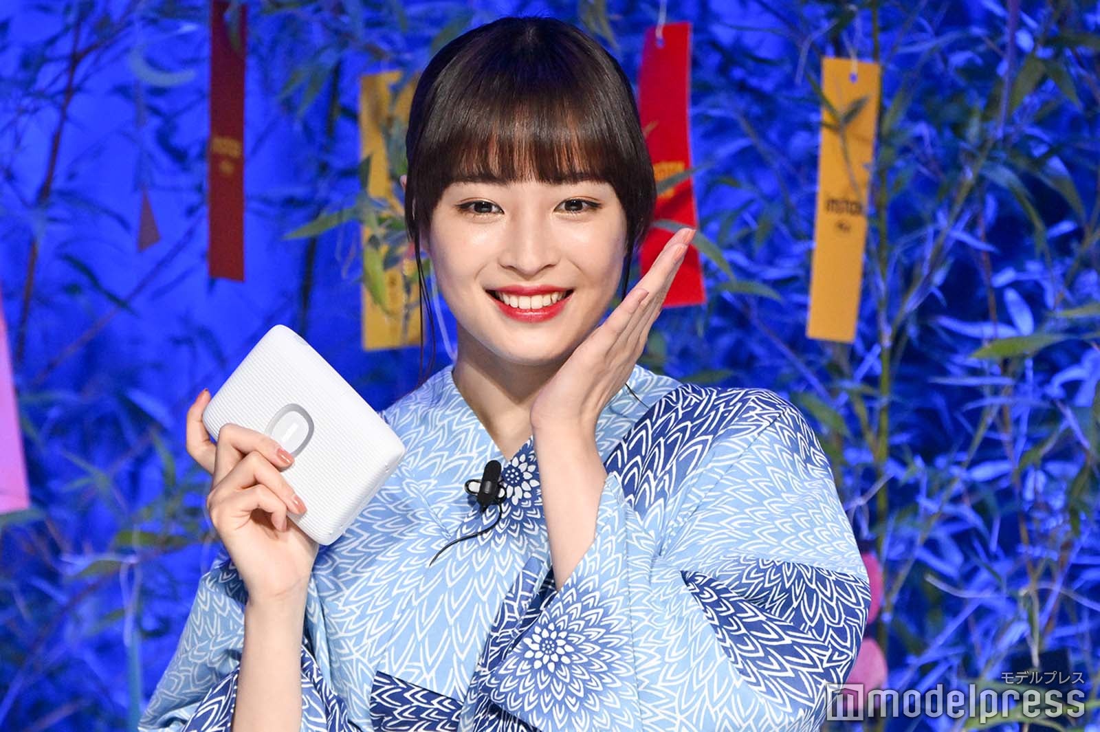 ポーズを決める広瀬すず （C）モデルプレス