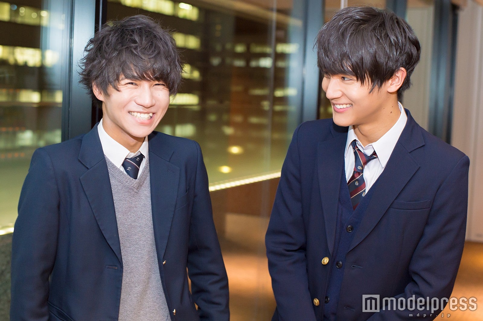 大きく笑いあうお二人（左から）大岡拓海さん、中川大志さん （C）モデルプレス