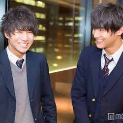 大きく笑いあうお二人（左から）大岡拓海さん、中川大志さん （C）モデルプレス