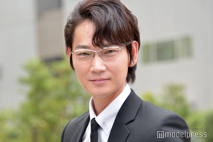 笑顔の綾野剛 (C)モデルプレス