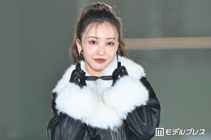 板野友美、サングラス外しに歓声沸く 貫禄のランウェイ【GirlsAward 2024AW】