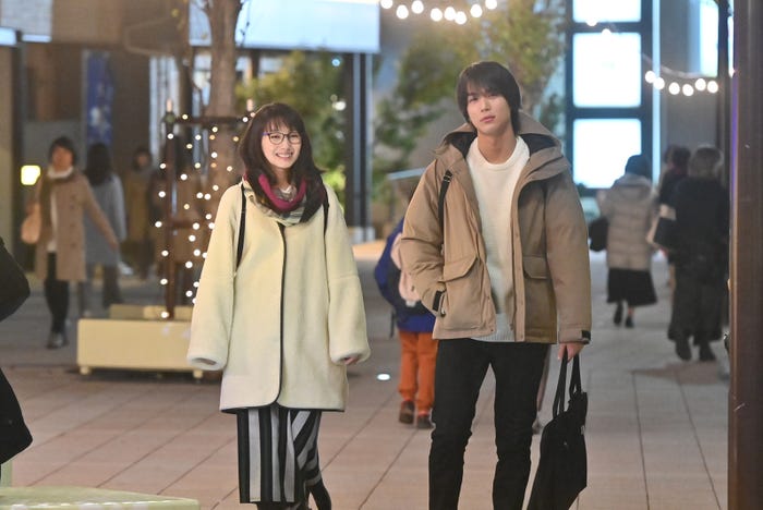 このあと2人は手をつなぎ…/「G線上のあなたと私」より(C)TBS