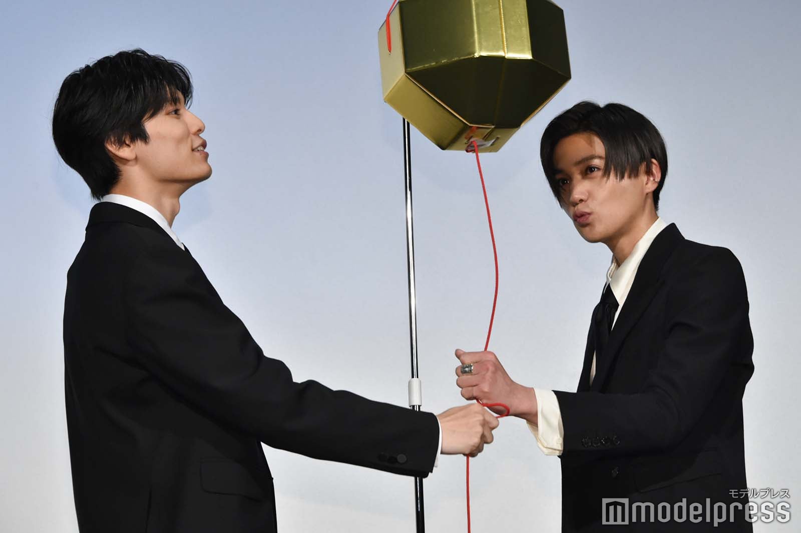いよいよくす玉を割る萩原利久、八木勇征（C）モデルプレス