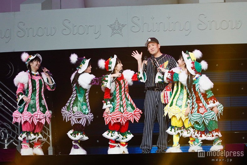 ももいろクローバーZと田中将大投手／photo by HAJIME KAMIIISAKA+Z