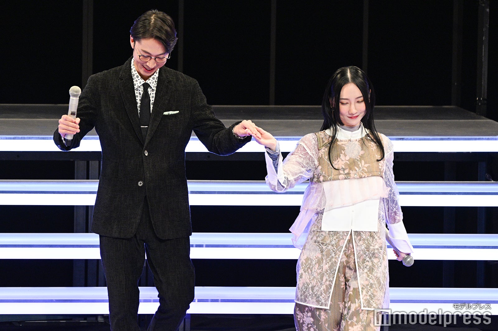 金田哲をエスコートするファーストサマーウイカ（C）モデルプレス