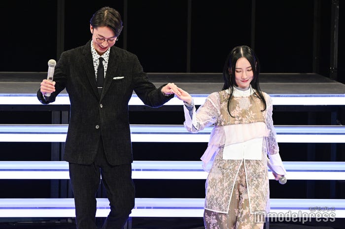 金田哲をエスコートするファーストサマーウイカ(C)モデルプレス