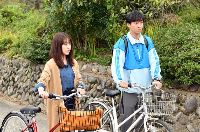 (左から)有村架純、渡辺大 (C)TBS