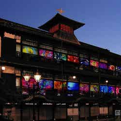 道後温泉本館ライトアップイメージ図(C)mika ninagawa,Courtesy of Tomio Koyama Gallery/画像提供:松山市シティプロモーション推進課【モデルプレス】