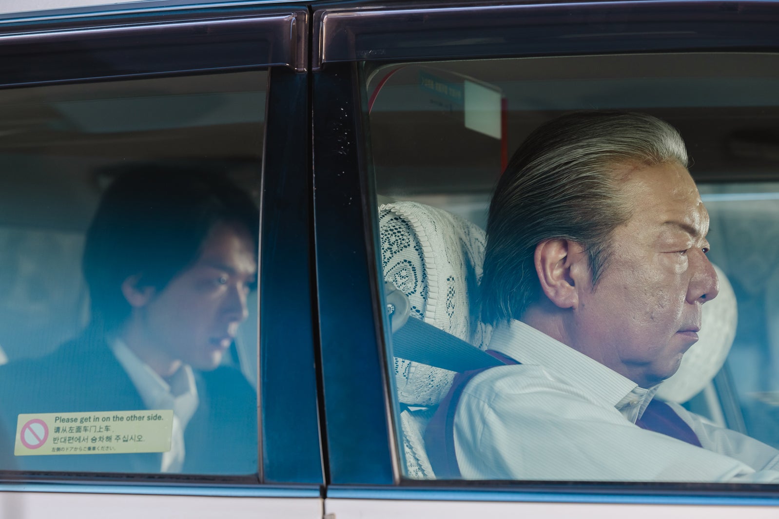 中村倫也、古田新太「ノンレムの窓 2025・新春」より「前の車を追ってください」（C）日本テレビ