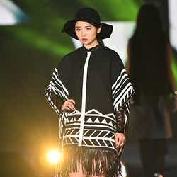 モデルプレス - おのののか、ポンチョ×ハットの冬スタイルでクールな表情<GirlsAward 2015 A/W>