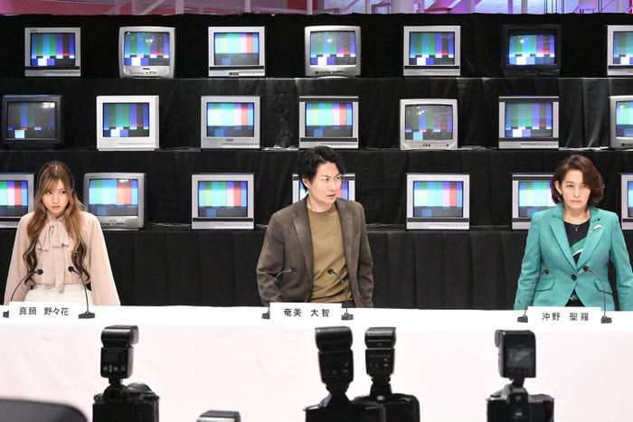 宮部のぞみ、戸次重幸、片岡礼子「放送局占拠」第9話(C)日本テレビ