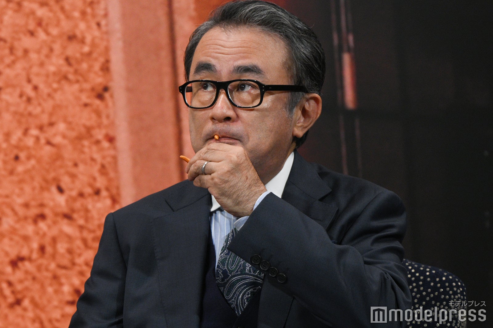 柿の種を食べる三谷幸喜（C）モデルプレス