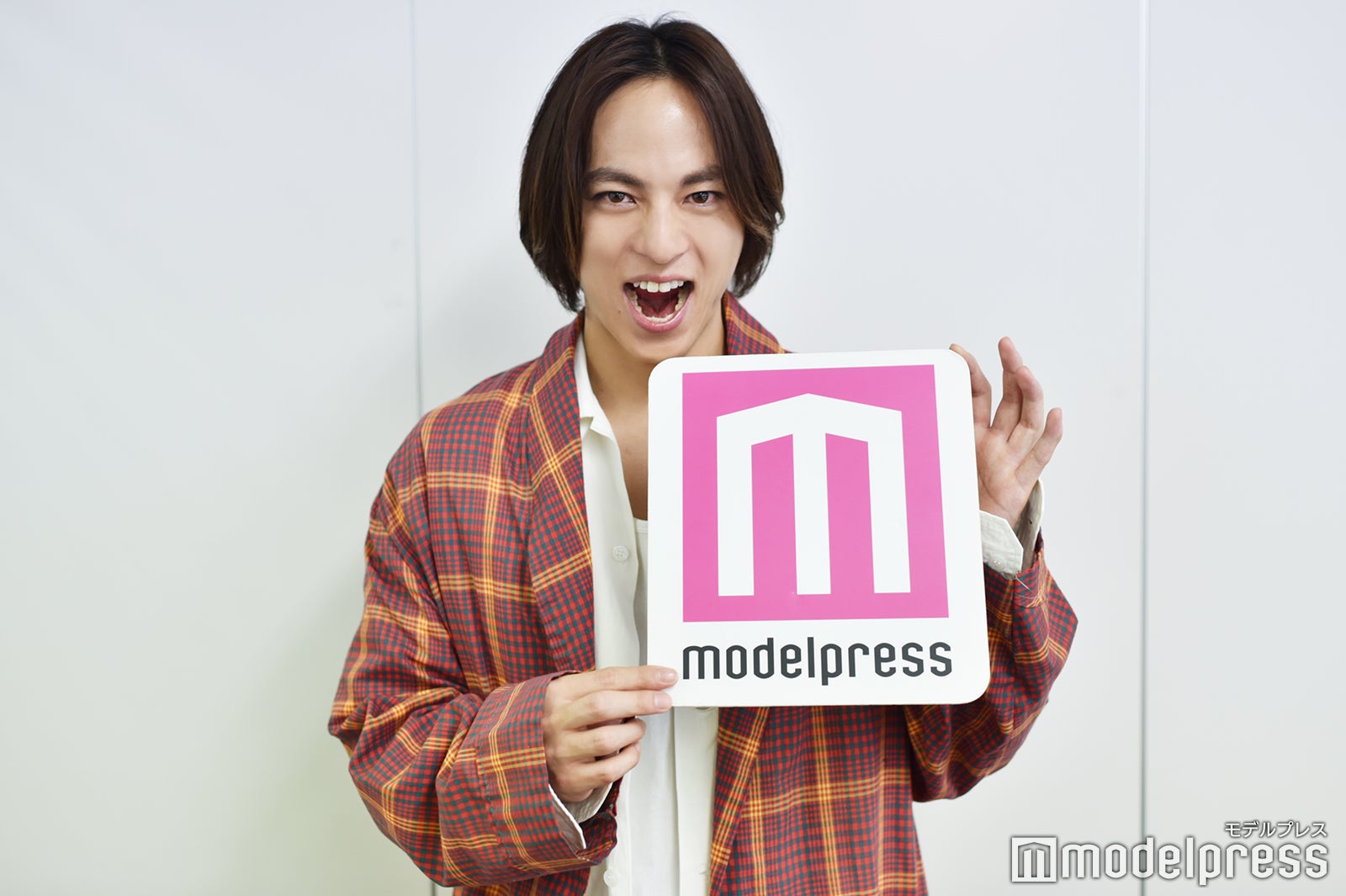 「モデルプレス」のボートを持ちノリノリでポーズを決めてくれた永田崇人（C）モデルプレス