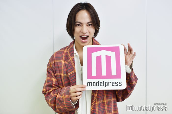「モデルプレス」のボートを持ちノリノリでポーズを決めてくれた永田崇人(C)モデルプレス