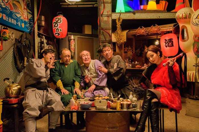 ベッキー&“忍者オヤジーズ”(C)2017「JKニンジャガールズ」製作委員会