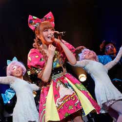 モデルプレス - きゃりー、パリ公演に熱狂的ファン集結 「にんじゃりばんばん」で大盛り上がり