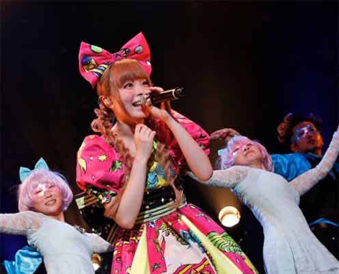 きゃりー、パリ公演に熱狂的ファン集結 「にんじゃりばんばん」で大盛り上がり