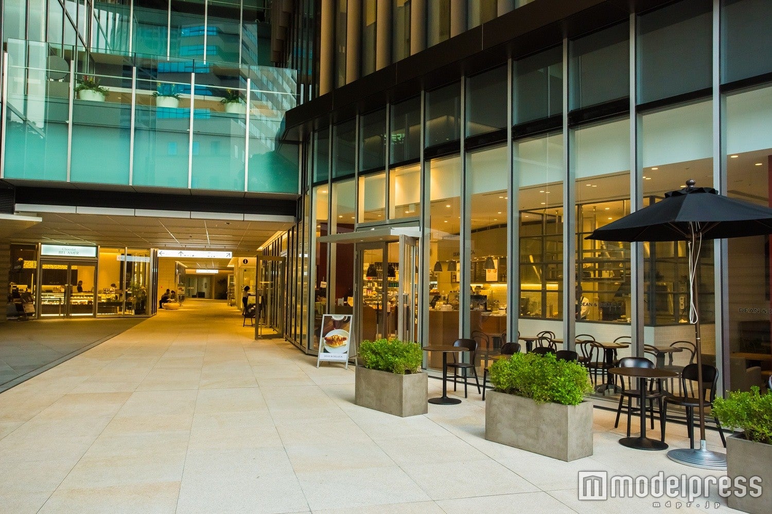 紀尾井テラス（1階弁慶濠テラス）／画像提供：西武ホールディングス